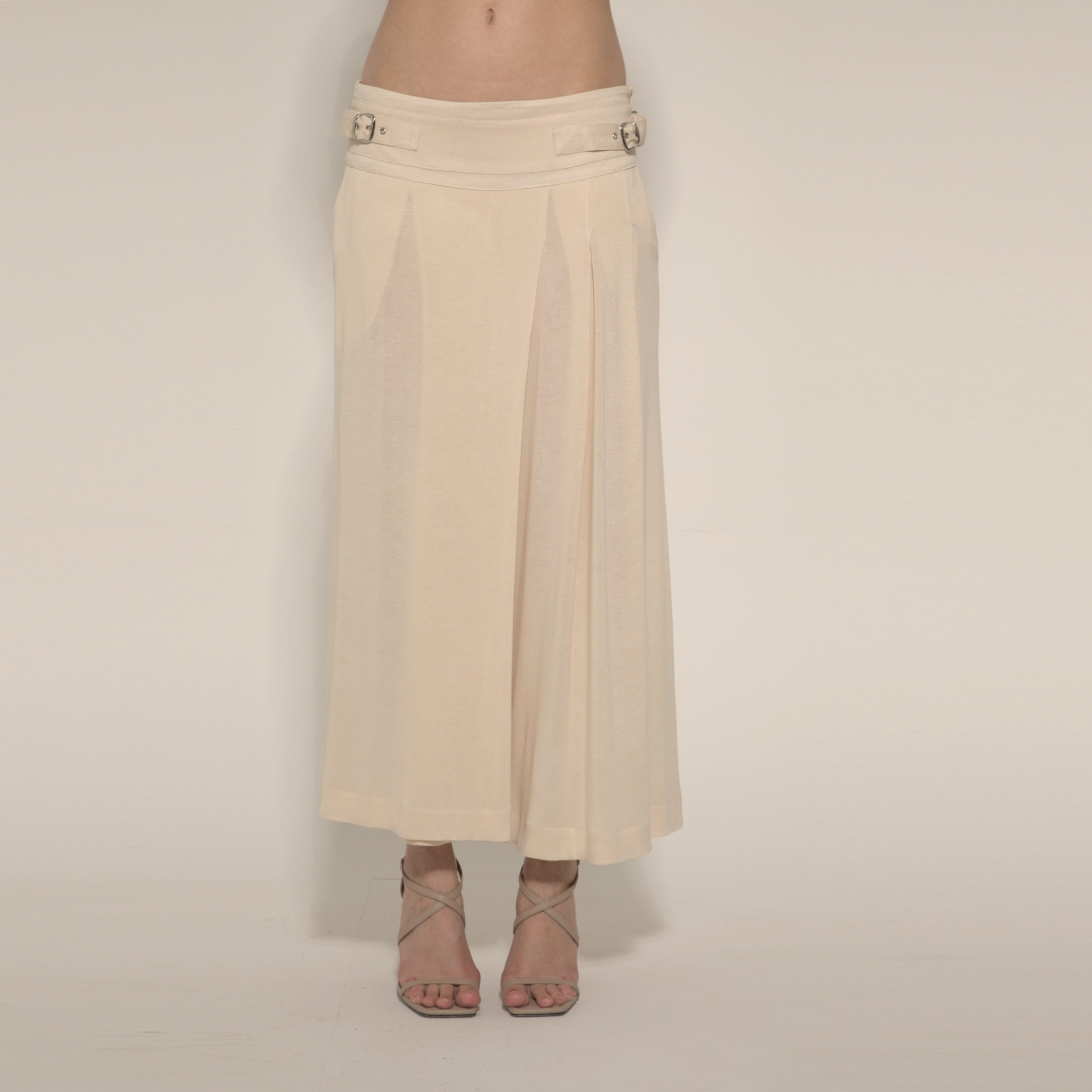 Amira - Saia-calça de malha com pregas e ajuste com fivelas de metal na cor trigo