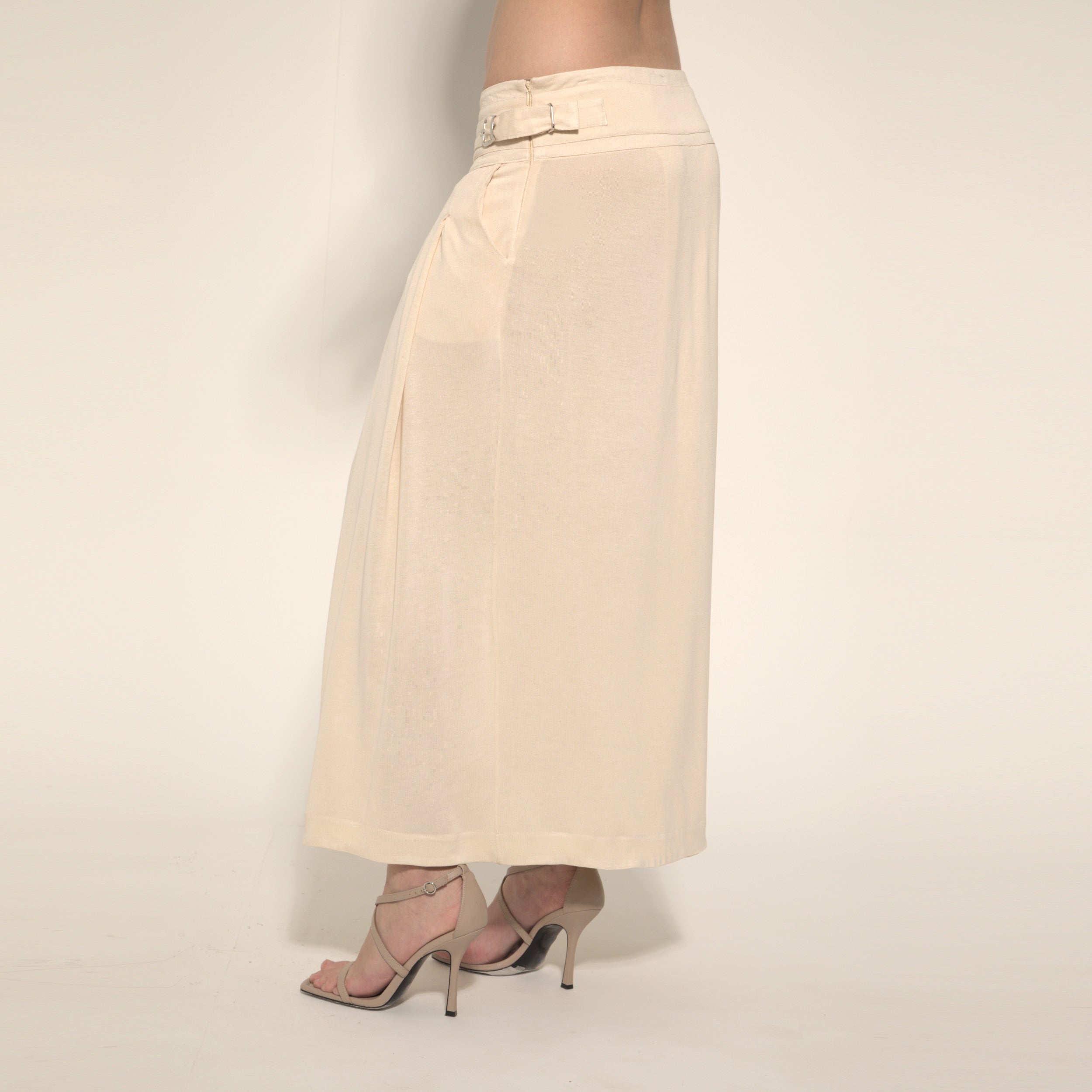 Amira - Saia-calça de malha com pregas e ajuste com fivelas de metal na cor trigo