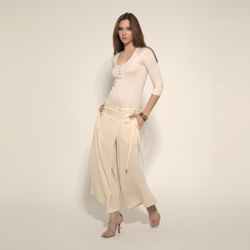Khali - Saia-calça com cinto de malha e fivelinhas cor trigo