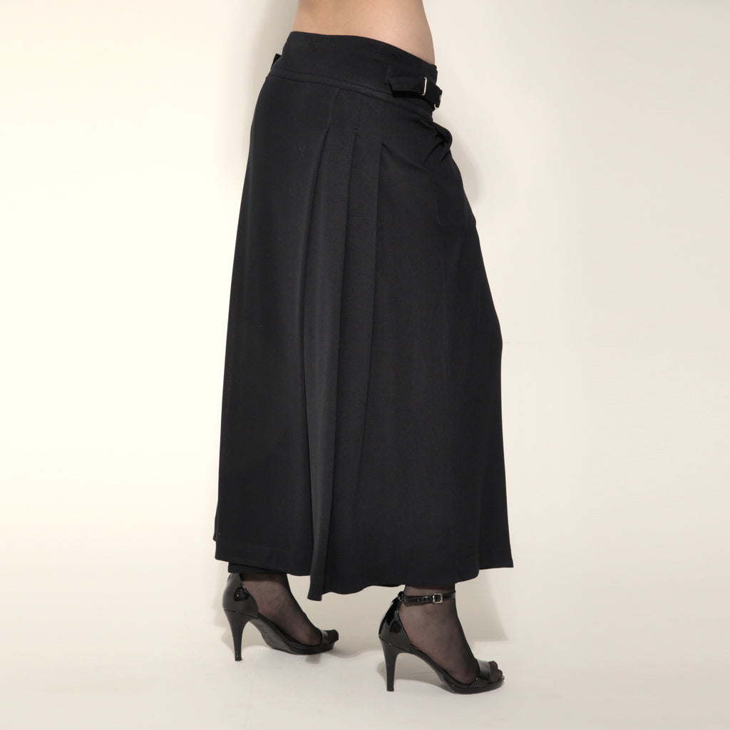 Amira - Saia-calça de malha com pregas e ajuste com fivelas de metal na cor preta