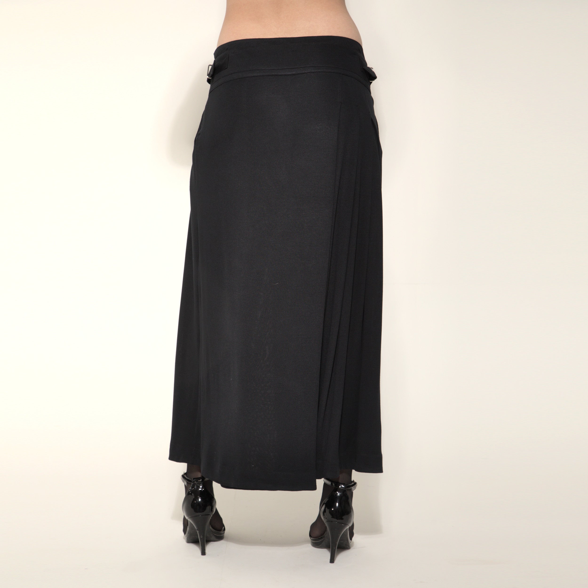Amira - Saia-calça de malha com pregas e ajuste com fivelas de metal na cor preta