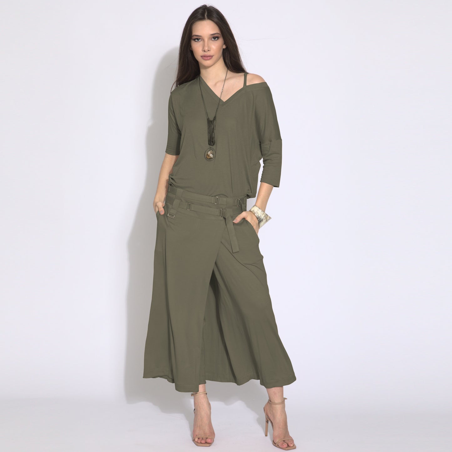 Jackie - Blusa em malha assimétrica com alcinha cor verde militar