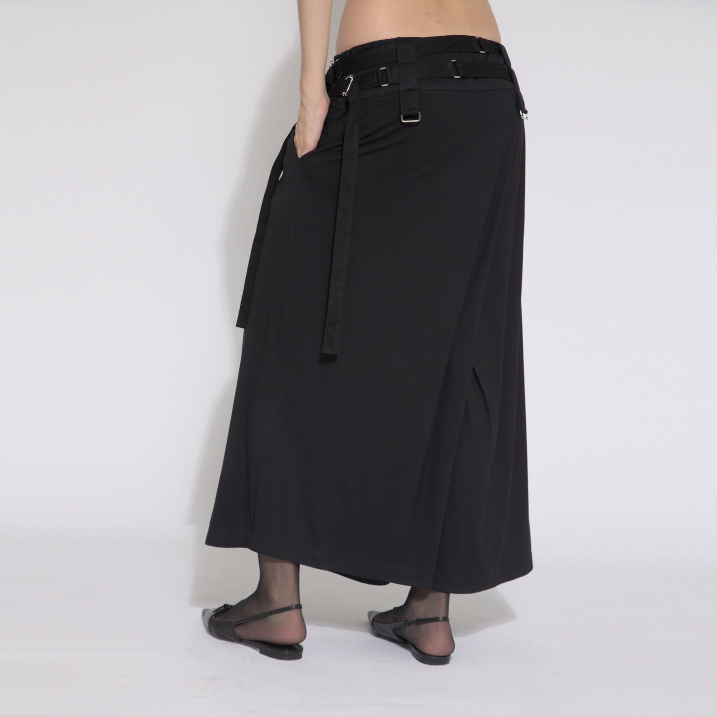 Khali - Saia-calça com cinto de malha e fivelinhas cor preta