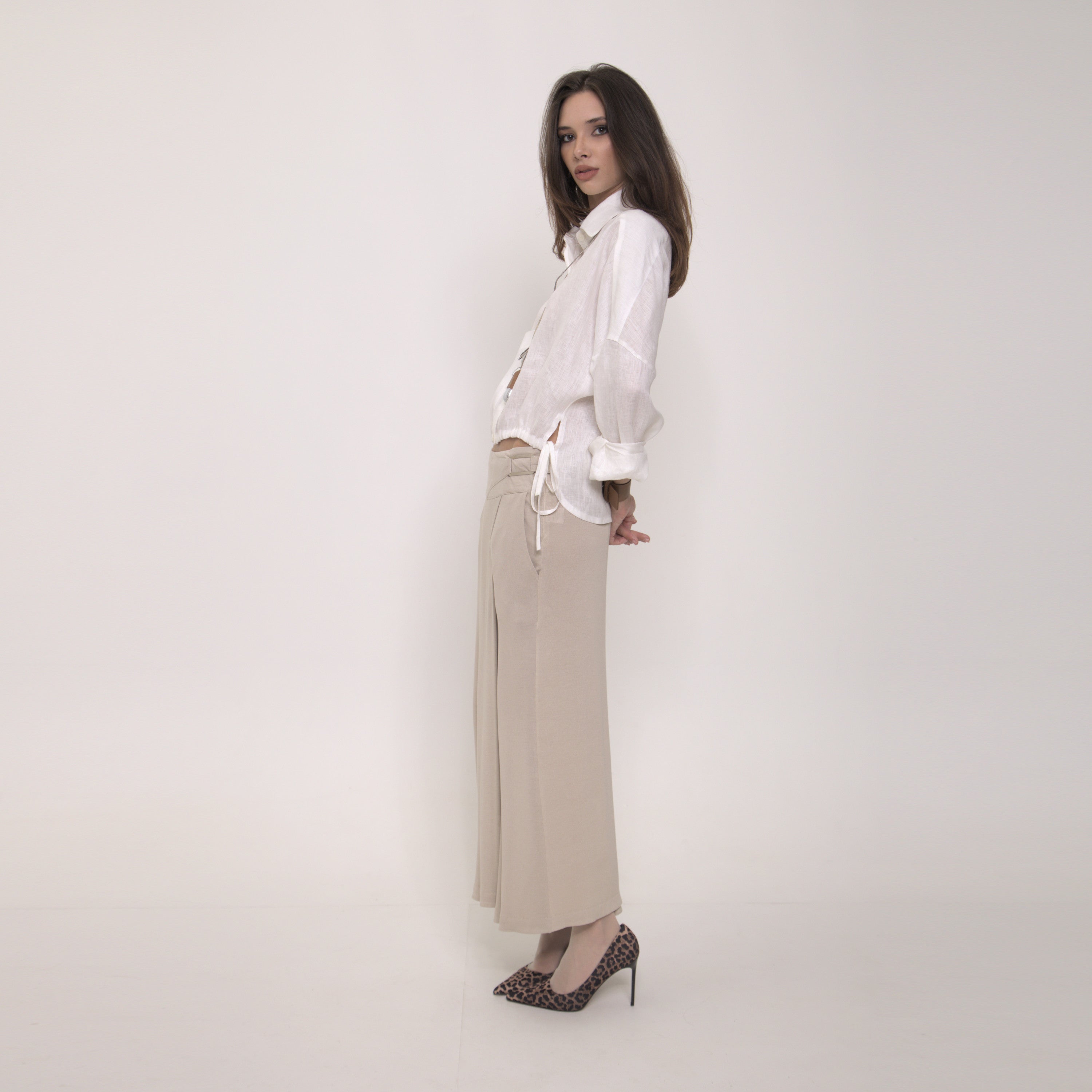 Sarah - Saia-calça de malha com ajuste de fivela de metal na cor bege Saara