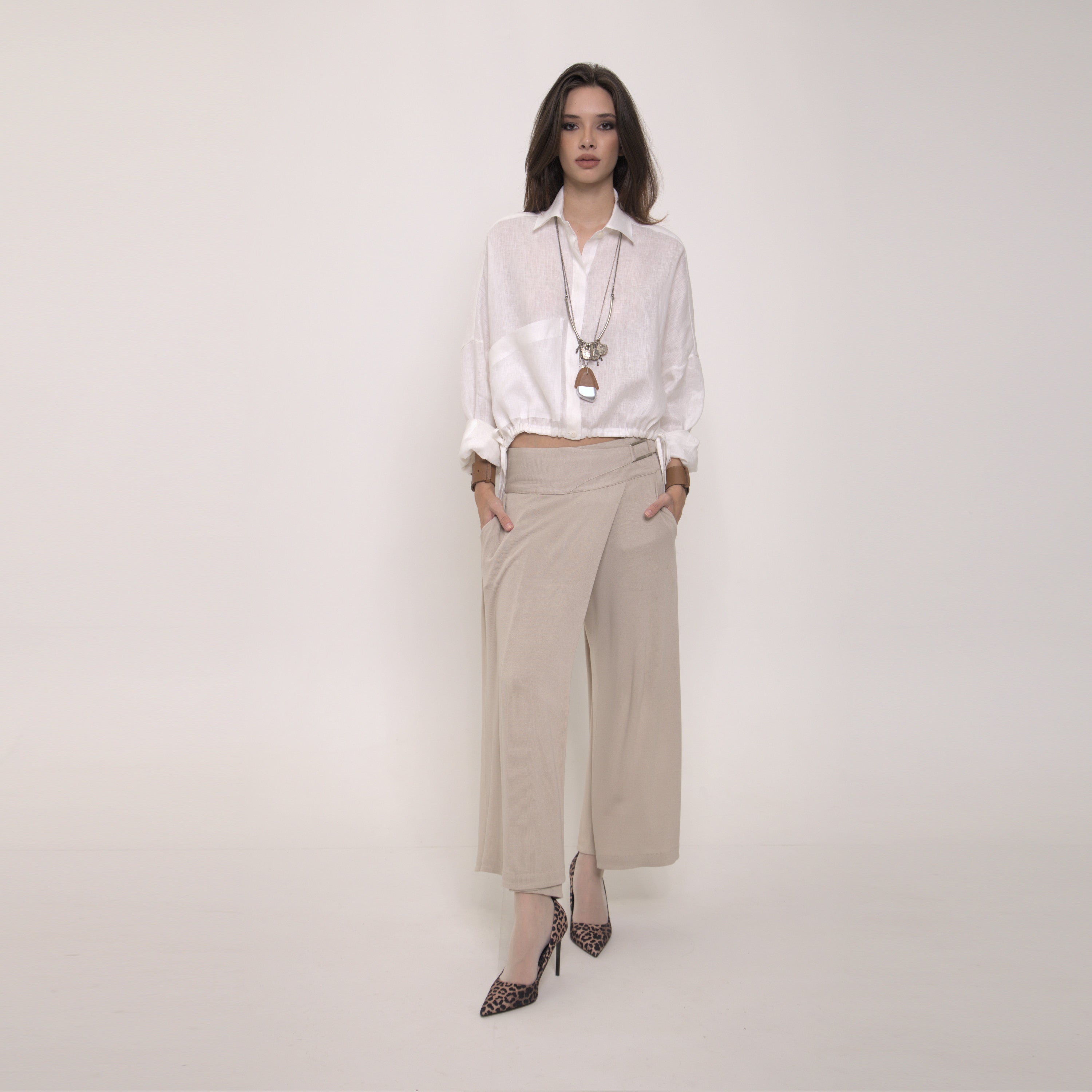 Sarah - Saia-calça de malha com ajuste de fivela de metal na cor bege Saara