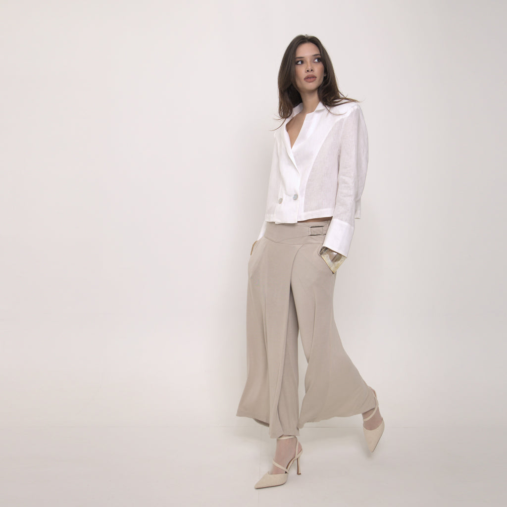 Ivana - blusa de linho leve com corte blazer