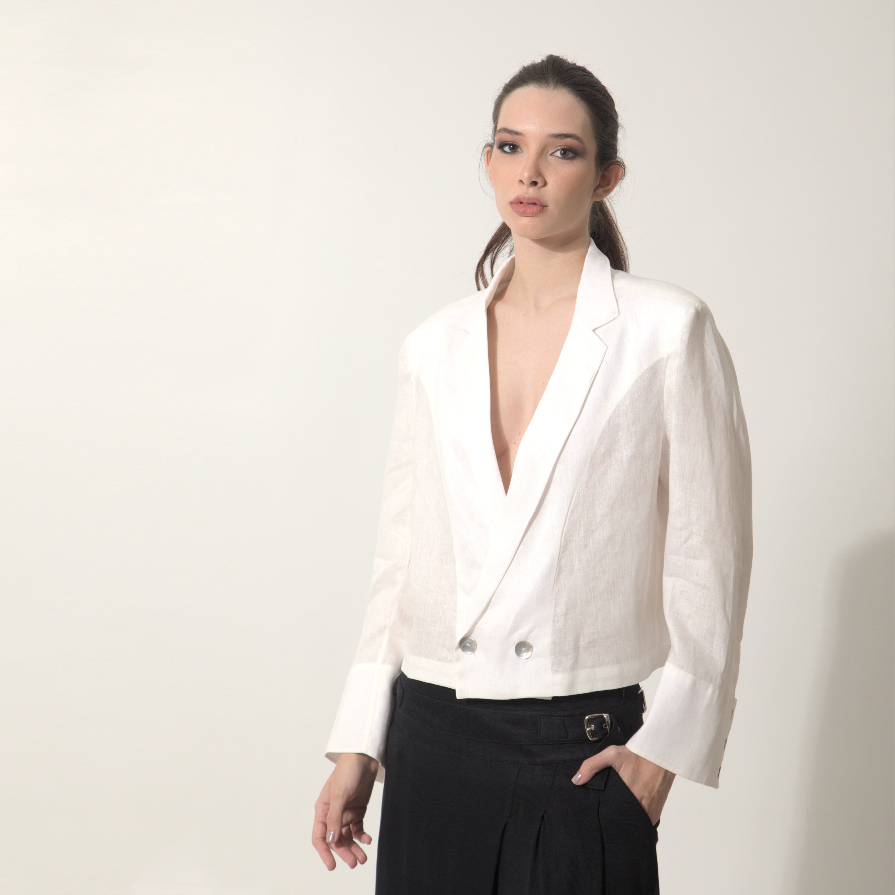Ivana - blusa de linho leve com corte blazer