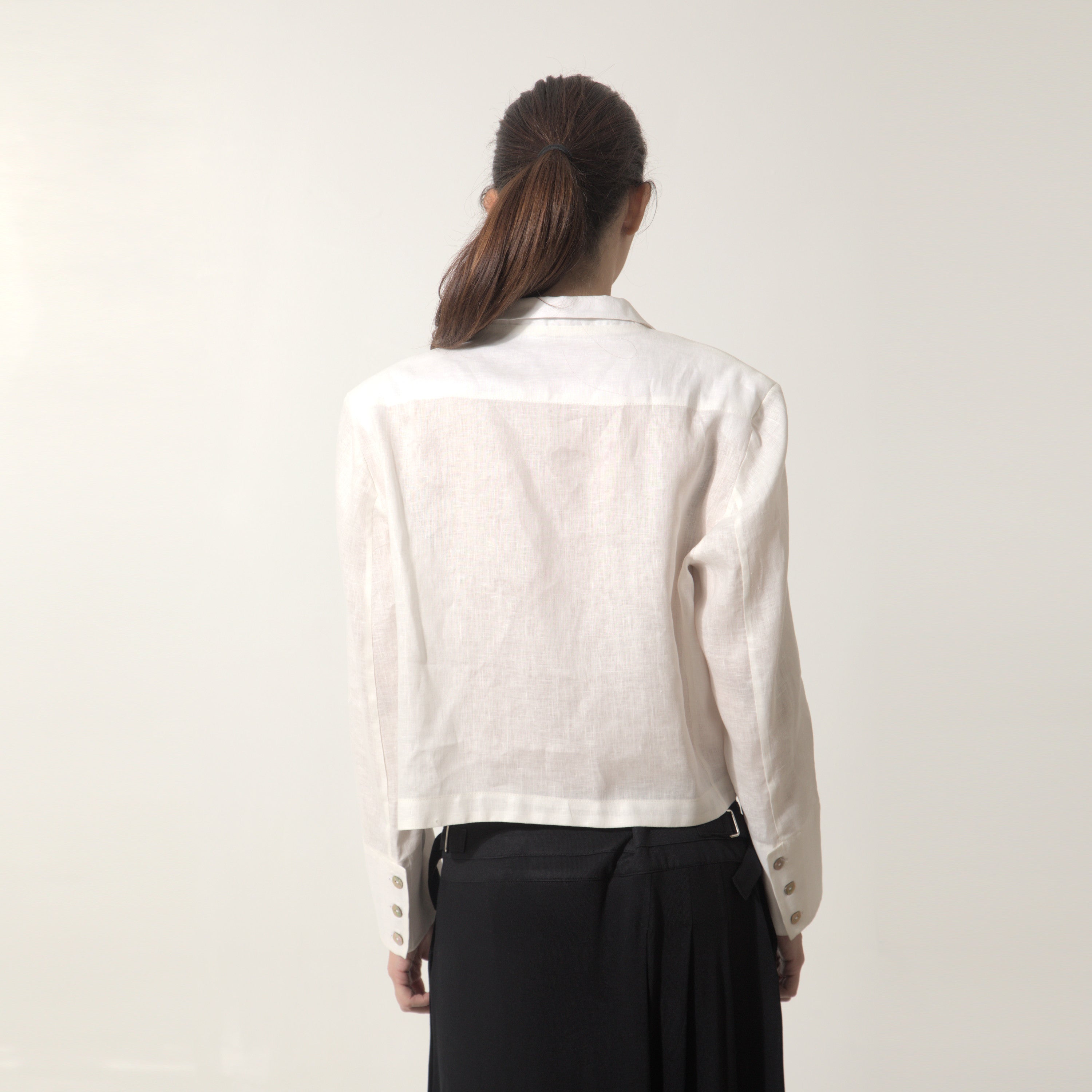 Ivana - blusa de linho leve com corte blazer