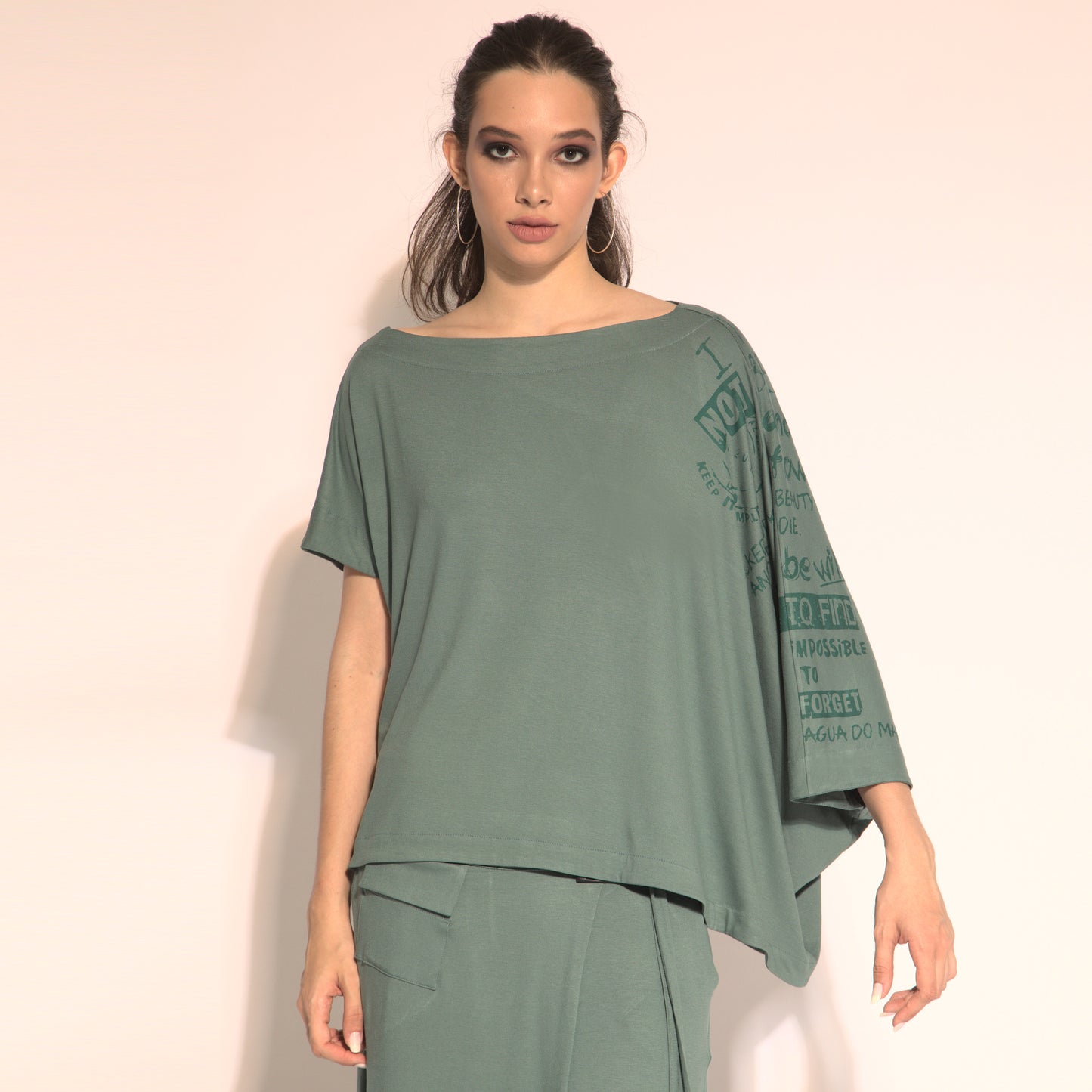 Betina - Blusa em malha assimétrica cut-out cor verde oliva