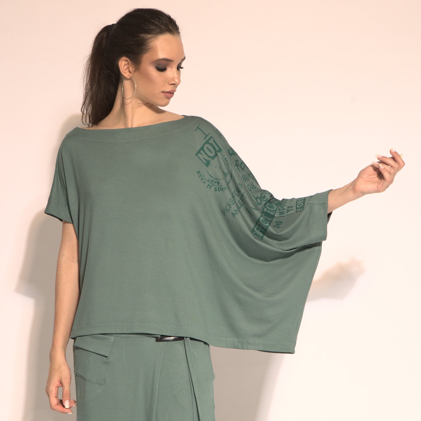 Betina - Blusa em malha assimétrica cut-out cor verde oliva