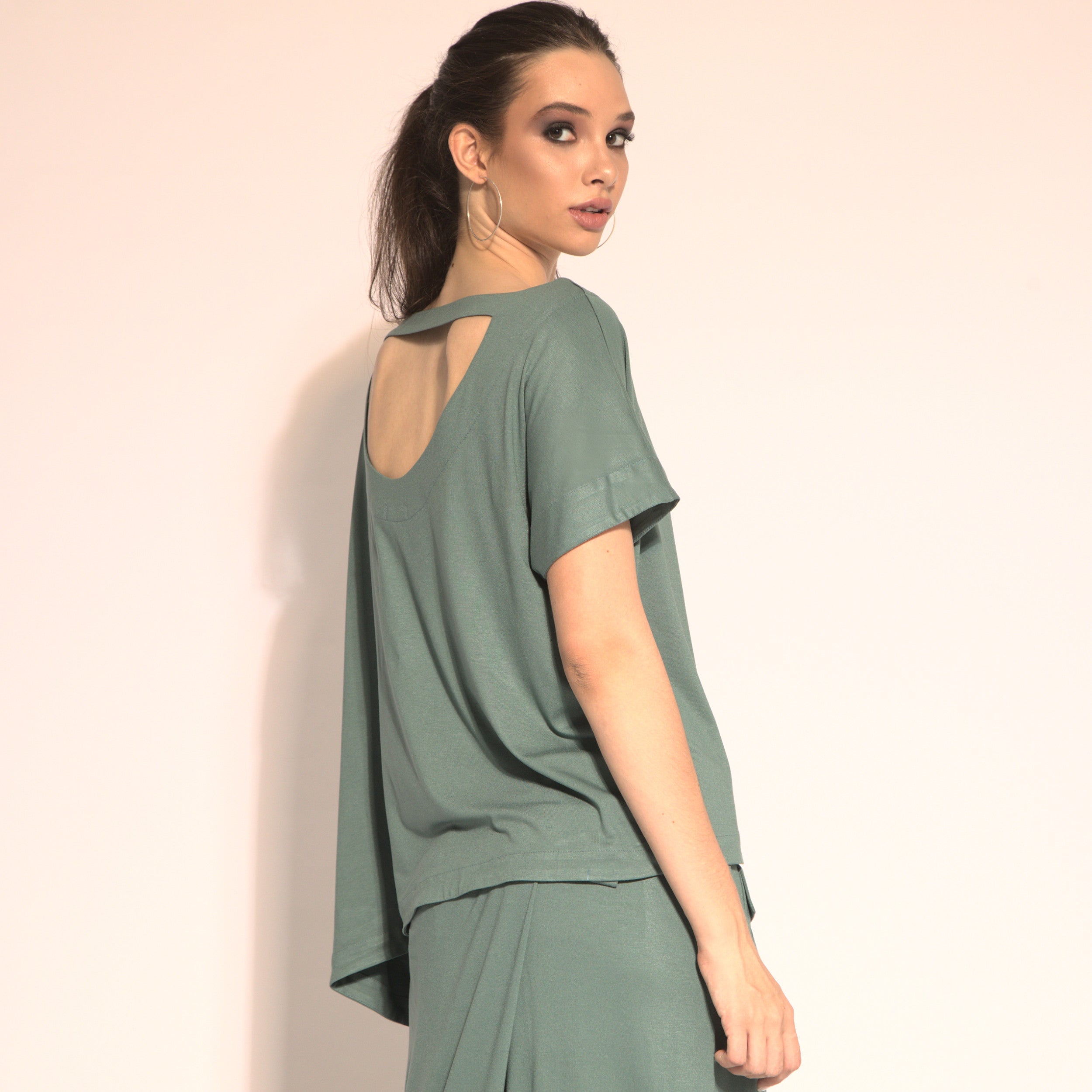Betina - Blusa em malha assimétrica cut-out cor verde oliva