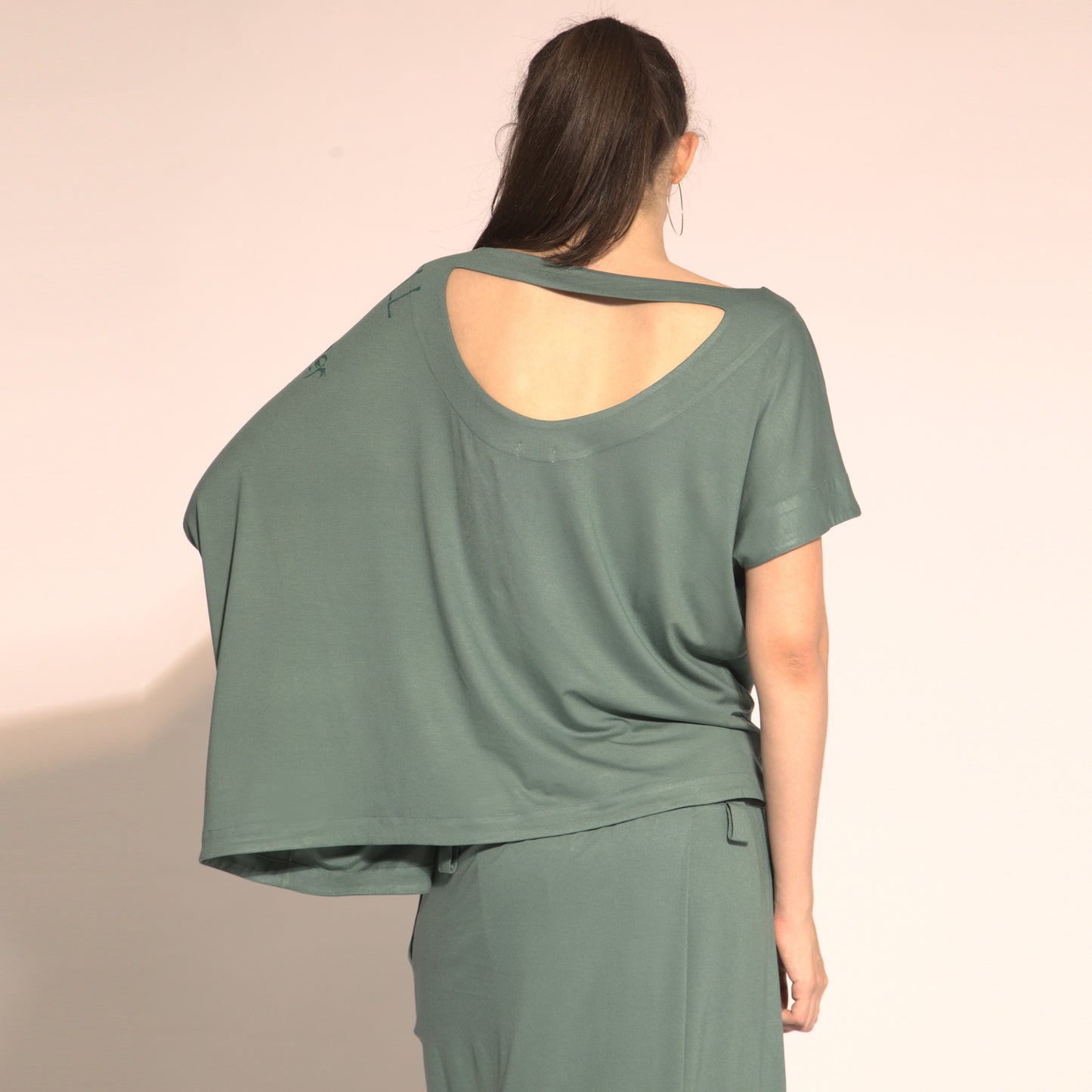 Betina - Blusa em malha assimétrica cut-out cor verde oliva