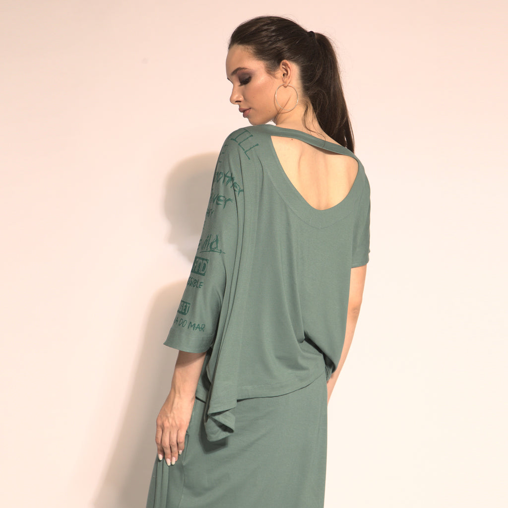 Betina - Blusa em malha assimétrica cut-out cor verde oliva