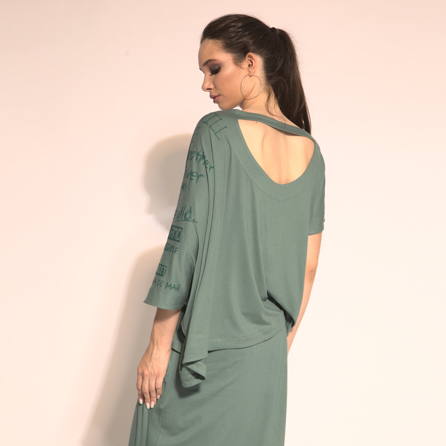 Betina - Blusa em malha assimétrica cut-out cor verde oliva