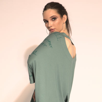 Betina - Blusa em malha assimétrica cut-out cor verde oliva