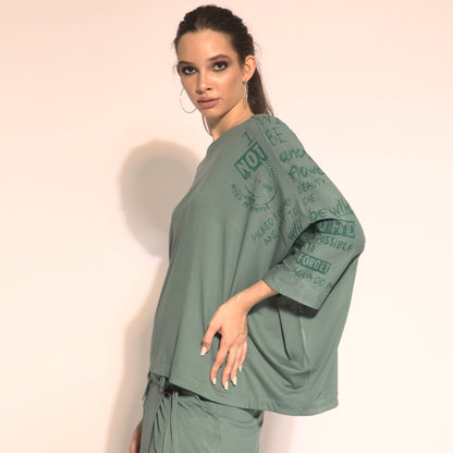 Betina - Blusa em malha assimétrica cut-out cor verde oliva