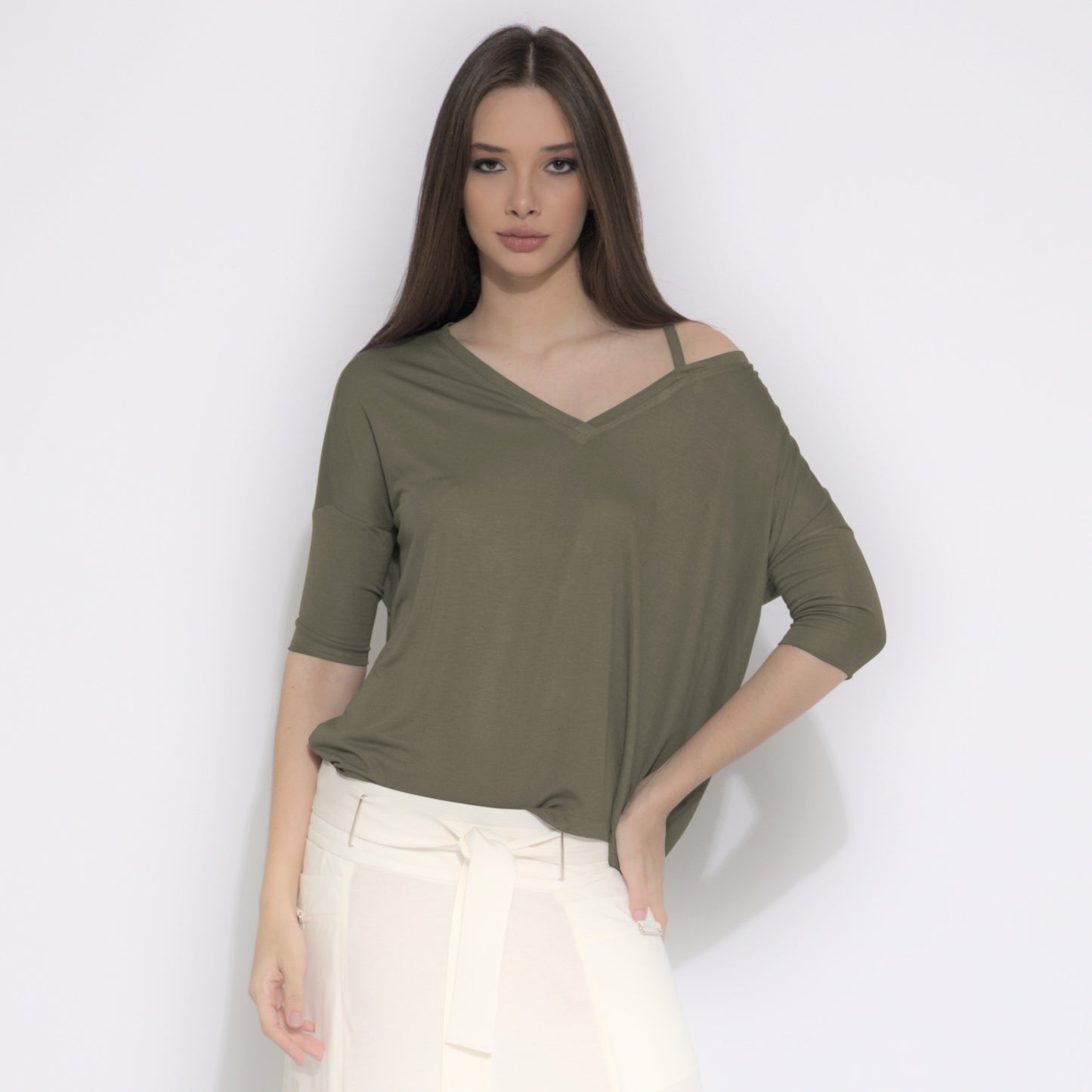 Jackie - Blusa em malha assimétrica com alcinha cor verde militar