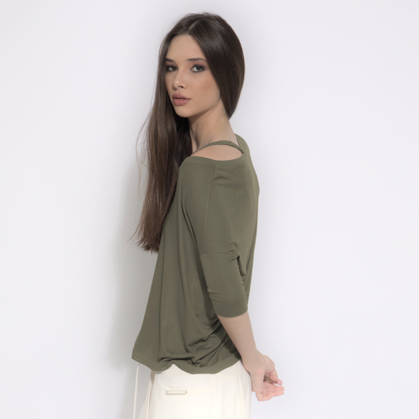 Jackie - Blusa em malha assimétrica com alcinha cor verde militar