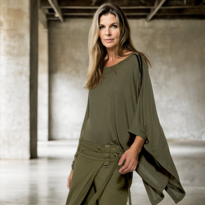 Naomi - Blusa assimétrica verde militar com listras pretas na manga