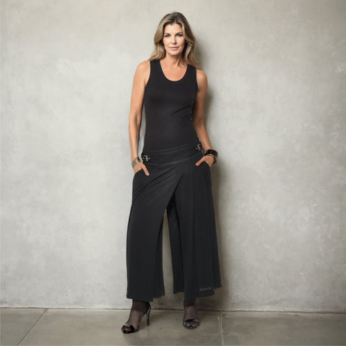 Amira - Saia-calça de malha com pregas e ajuste com fivelas de metal na cor preta