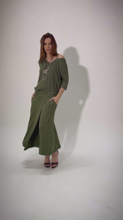 Jackie - Blusa em malha assimétrica com alcinha cor verde militar