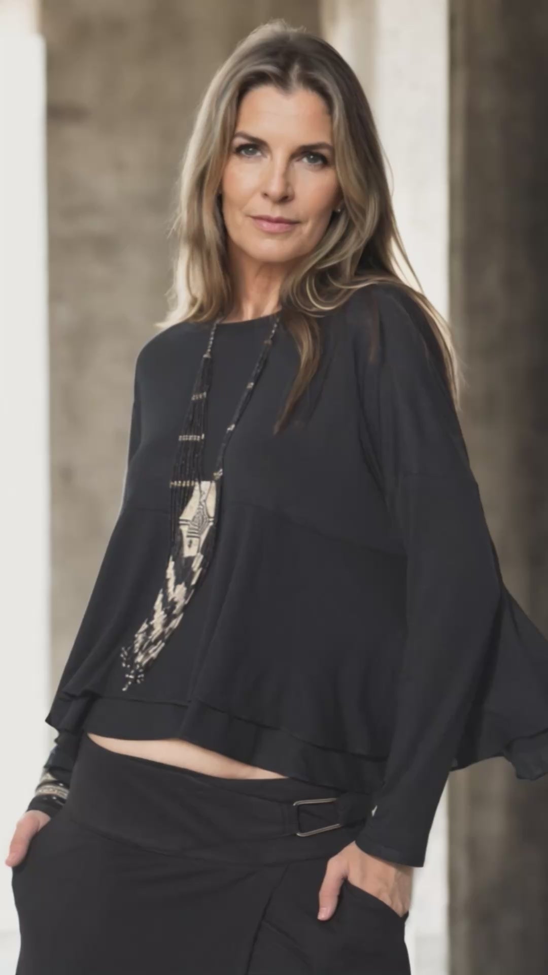 Sarah - Saia-calça de malha com ajuste de fivela de metal na cor preta