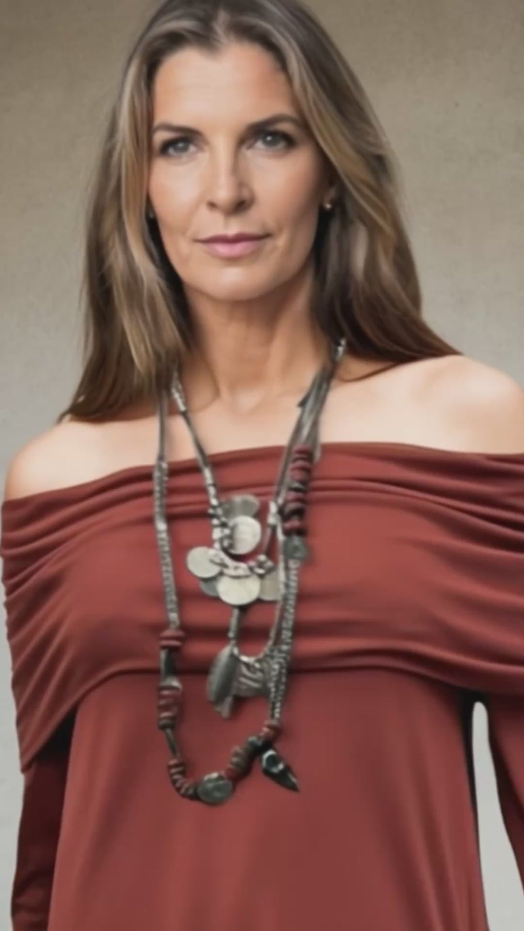 Isadora - Blusa decote ombro a ombro e manga comprida na cor cabernet