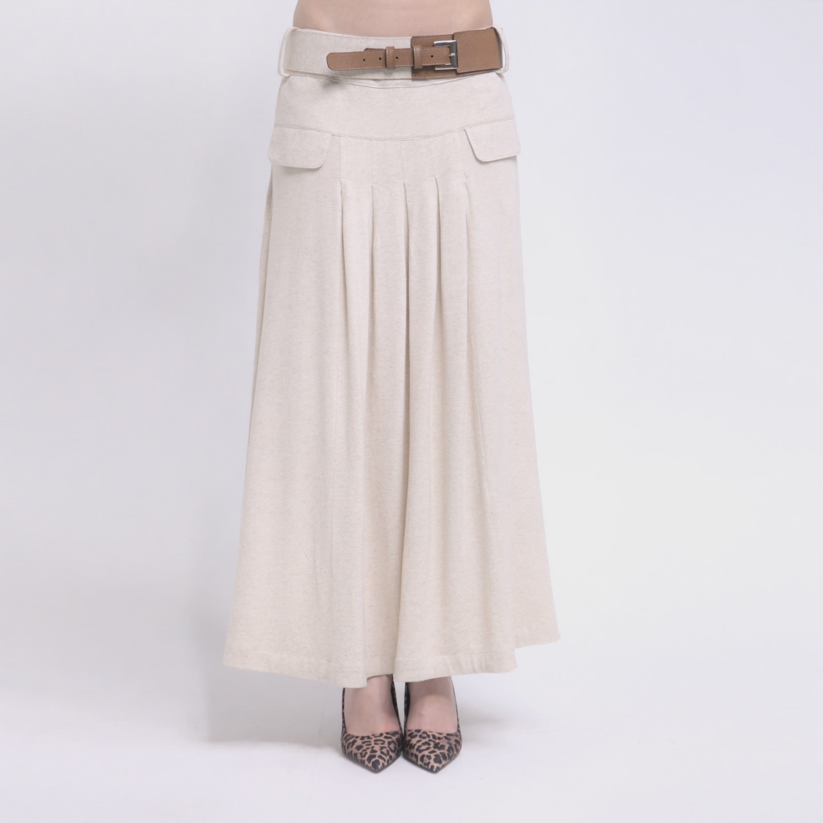 Phoebe - Saia maxi de malha com pregas e cinto de couro na cor linho natural