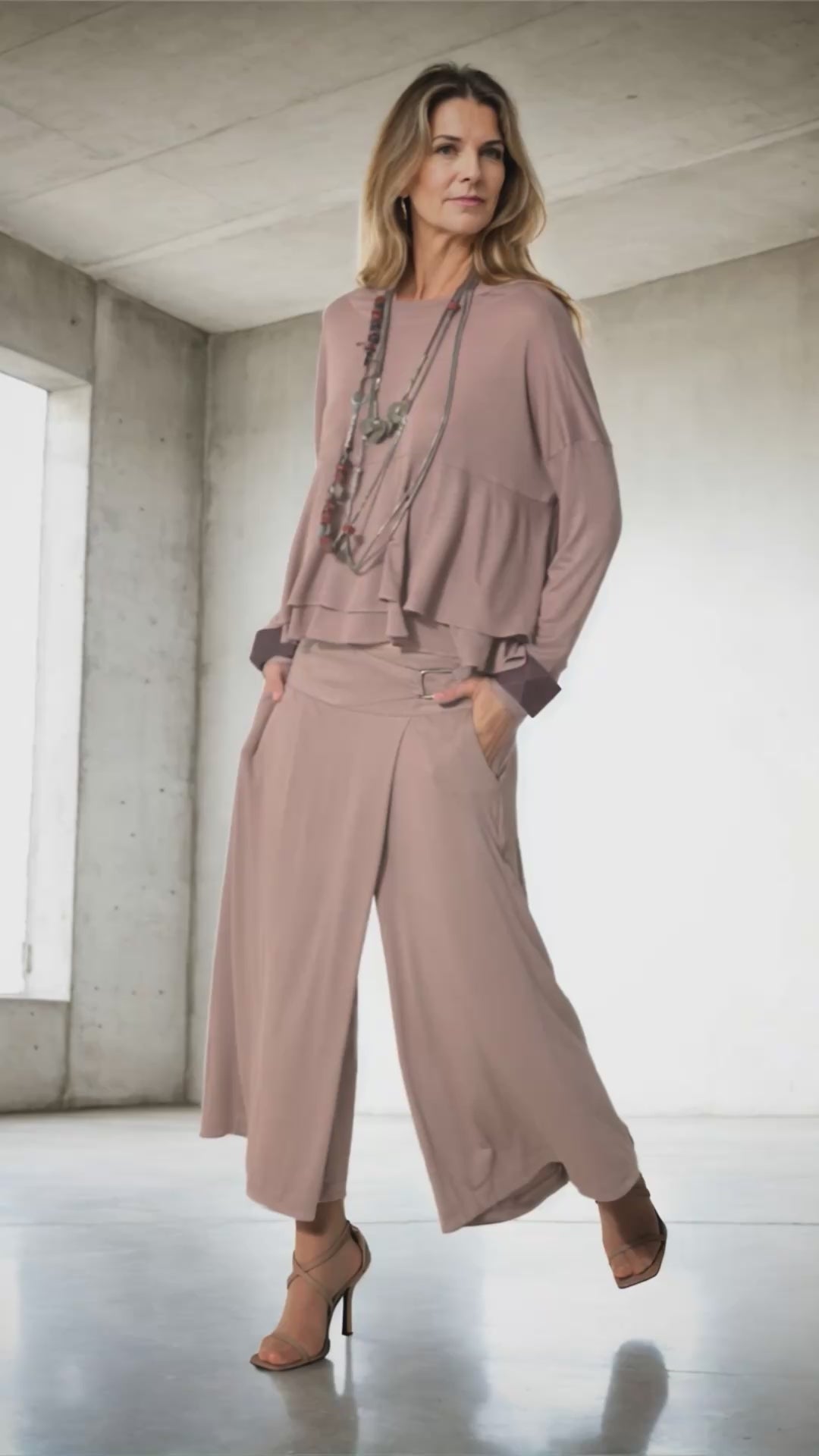 Isla - Blusa boho de malha com babados e manga comprida na cor mocha mousse