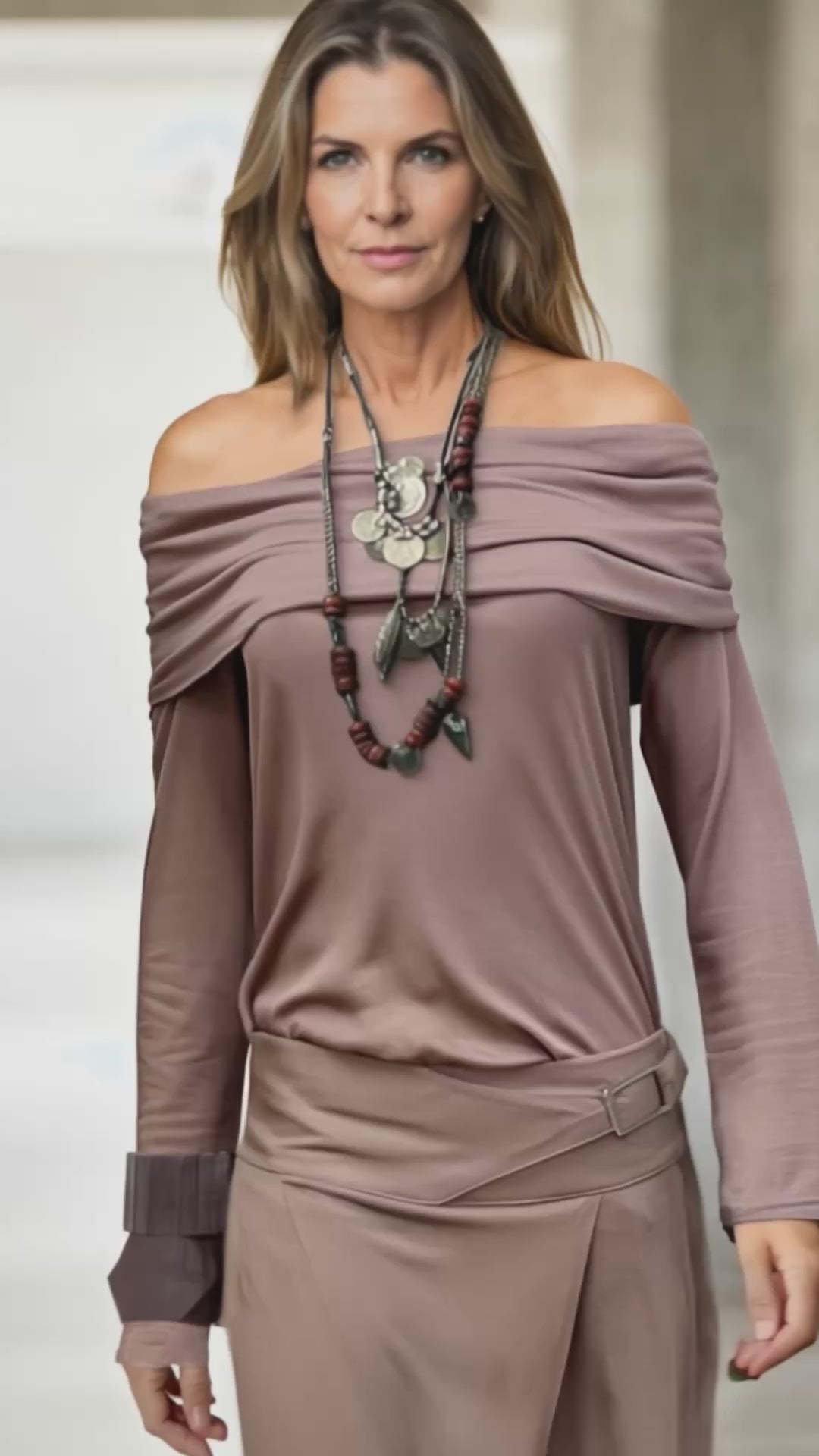 Isadora - Blusa decote ombro a ombro e manga comprida na cor mocha mousse